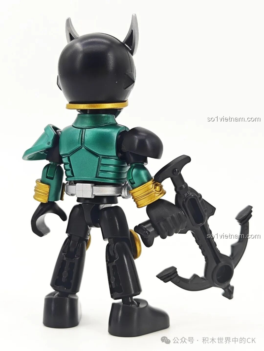 Mô hình Kamen Rider Kuuga tạo dáng