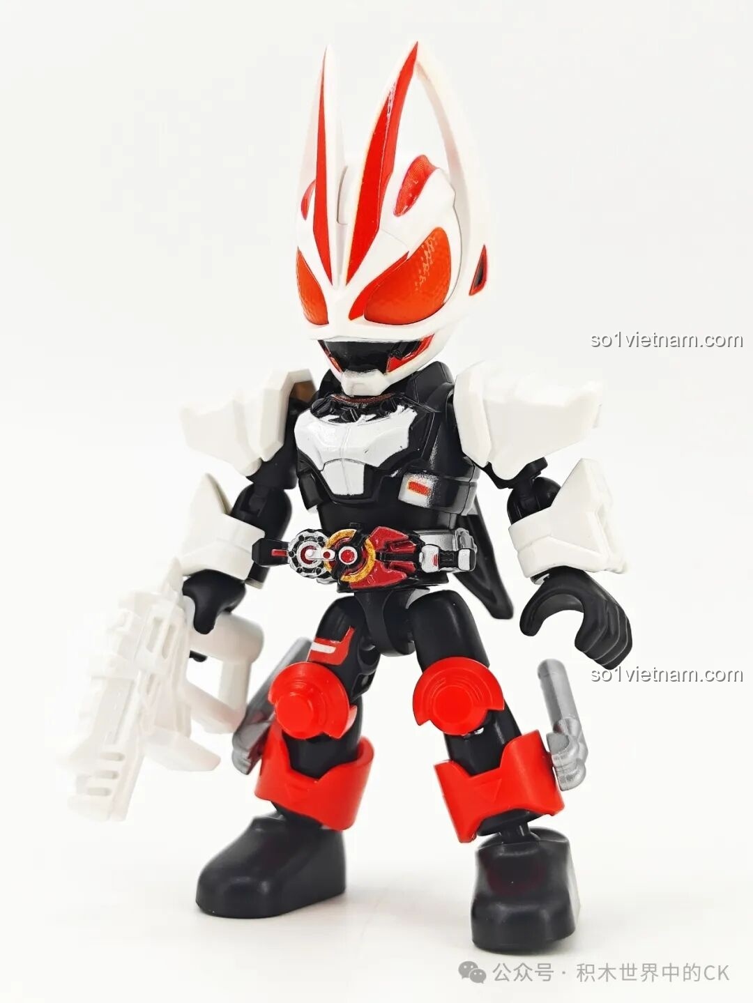 Mô hình Kamen Rider Kuuga với khiên