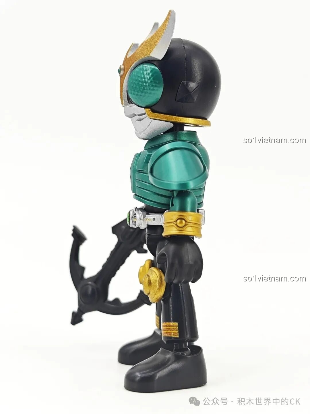 Mô hình Kamen Rider Saber với thanh kiếm