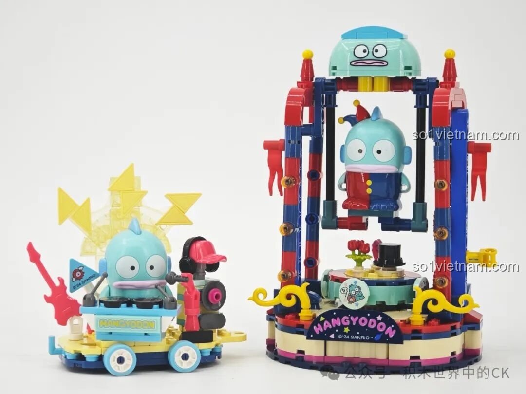 Cả hai bộ lắp ghép Keeppley K20855 Sanrio Hangyodon Xe Hoa Điện Tử và K20854 Sân Khấu Xiếc Cá Bay đã hoàn thành.