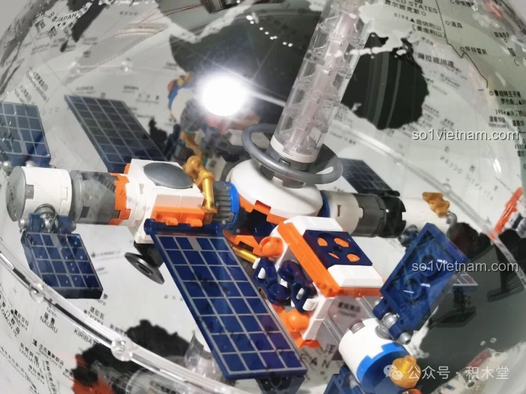 Cận cảnh trạm không gian bên trong quả địa cầu của mô hình Địa cầu Bình Minh JAKI CK003, với các tấm pin mặt trời và module chi tiết. Bộ lắp ghép Mô hình Địa cầu Bình Minh cho con trai 8+.