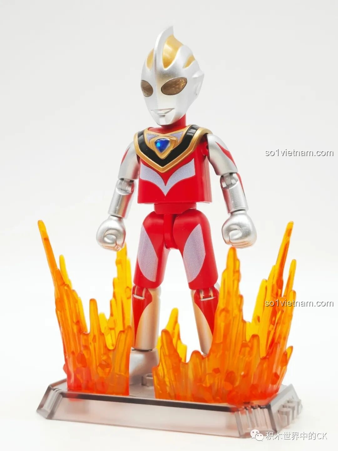 Mặt sau của mô hình Ultraman Agul V2