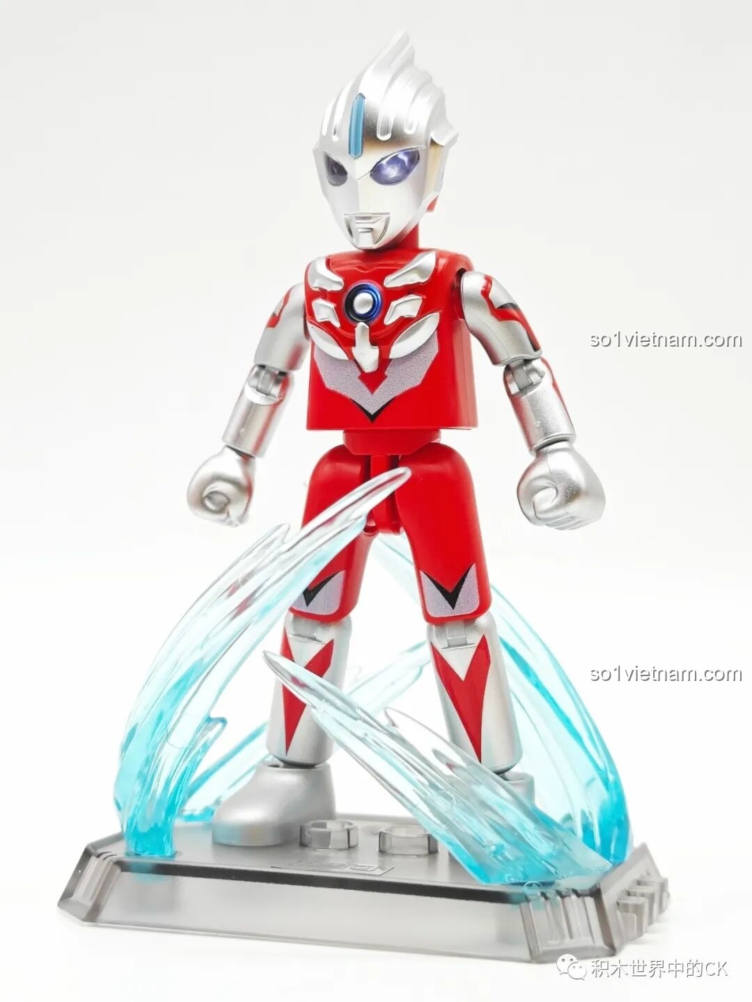 Ultraman Agul V2 tạo dáng chiến đấu
