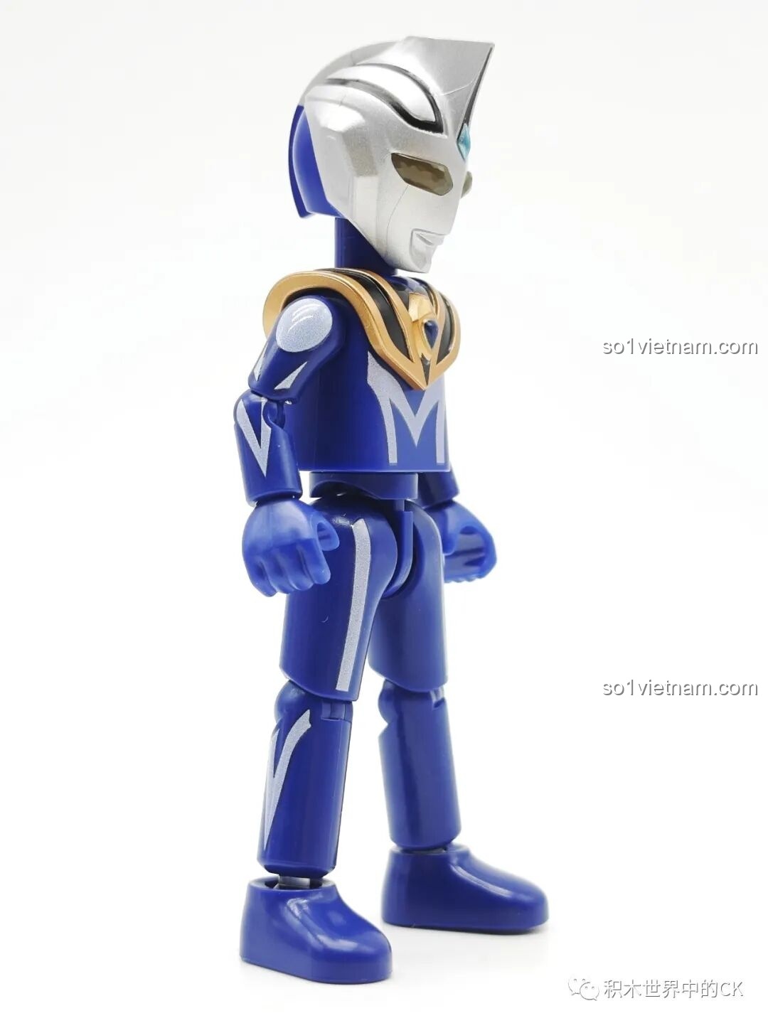 Mặt sau của mô hình Ultraman Cosmos Moon Mode