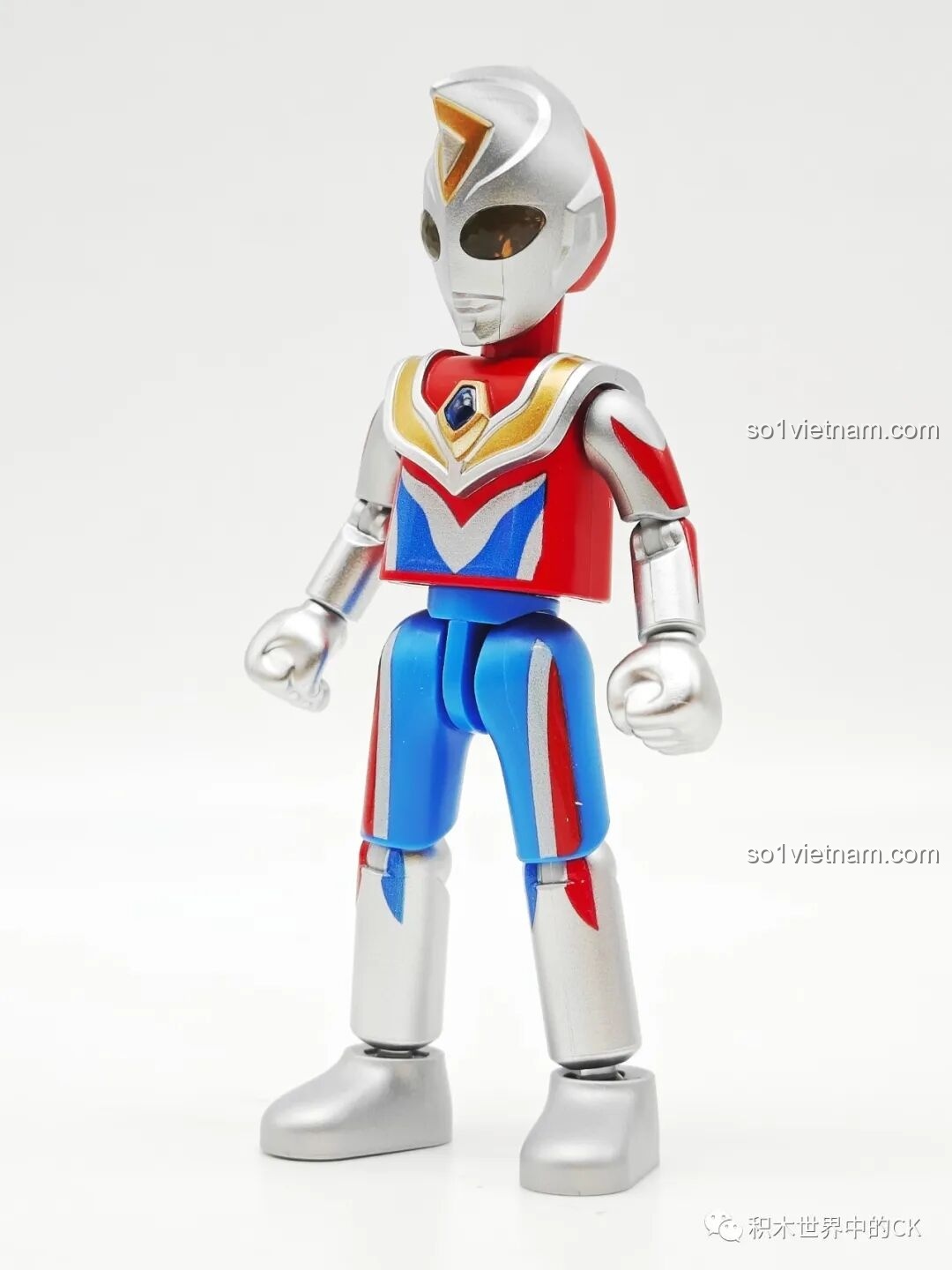 Ultraman Cosmos Moon Mode tạo dáng