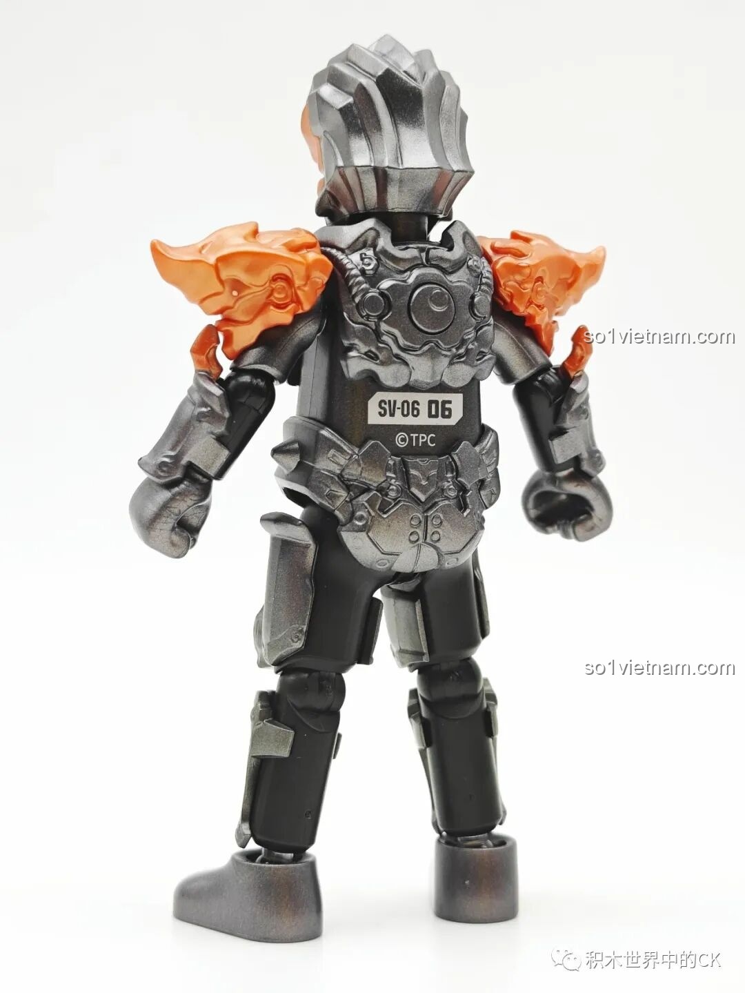 Mặt sau của mô hình Ultraman Dyna Sparkle