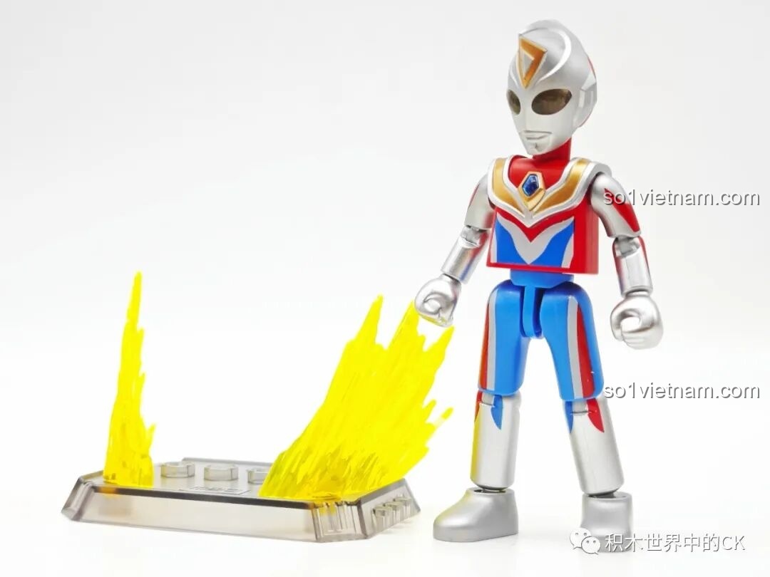 Ultraman Dyna Sparkle tạo dáng