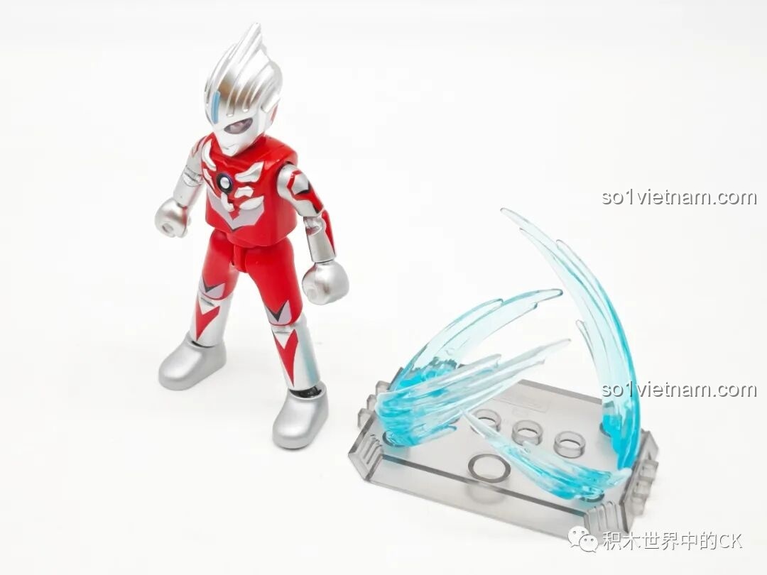 Ultraman Gaia V2 tạo dáng chiến đấu