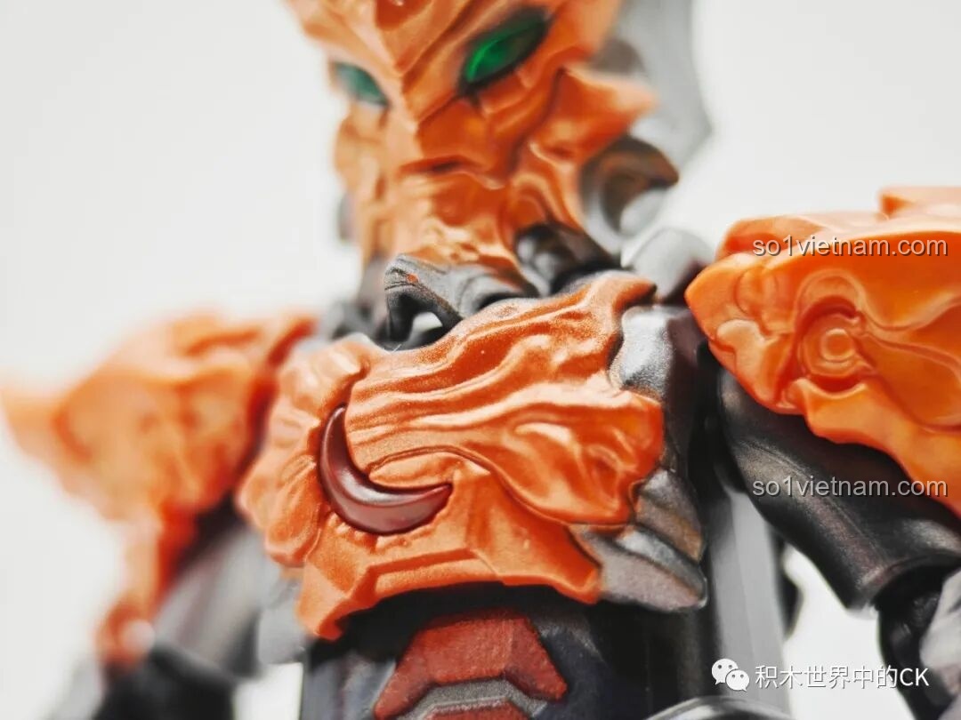 Cận cảnh phần ngực Juggler Demon Form với hiệu ứng ánh sáng