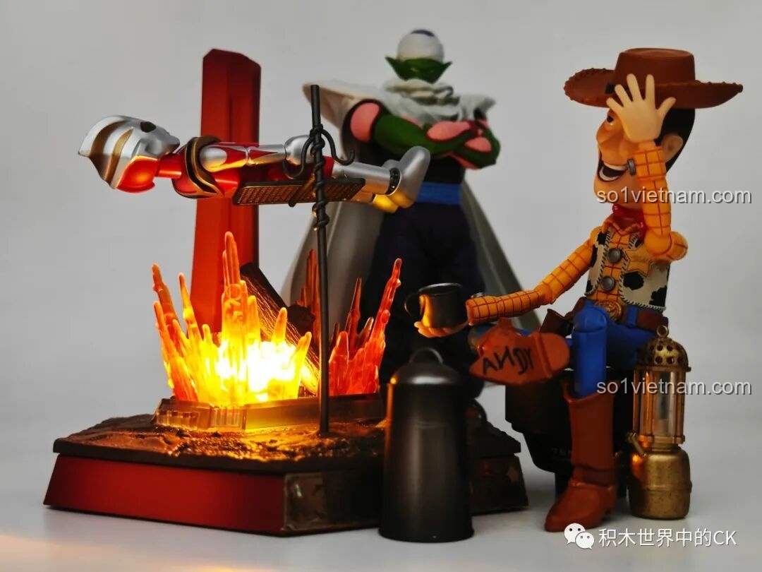 Cảnh Ultraman được trưng bày cùng nhân vật khác