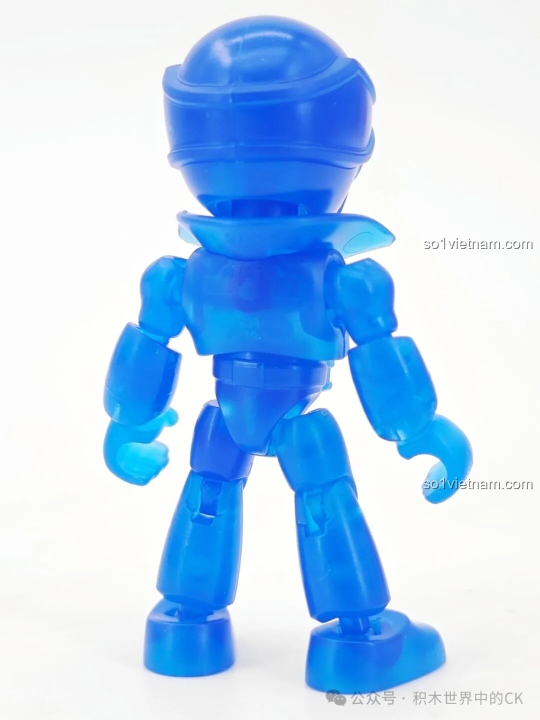 Ba mô hình Gokaiger Đỏ, Xanh (trong suốt) và Bạc đứng cạnh nhau