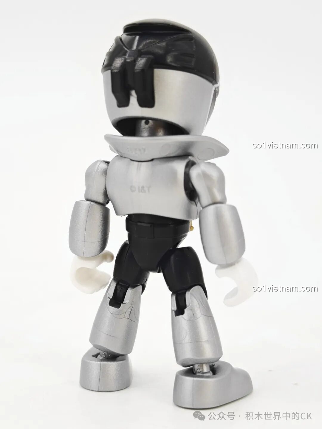 Mô hình Gokaiger Silver cầm kiếm từ bộ lắp ráp Anh Hùng Tổng Động Viên