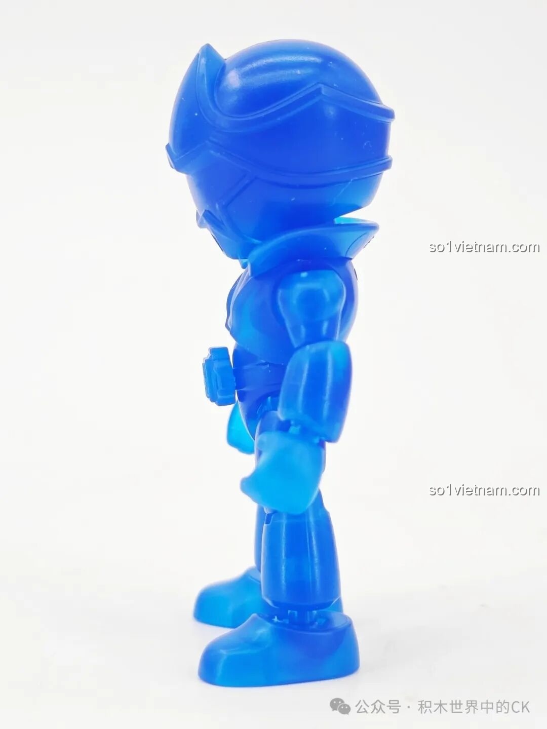 Hai mô hình Kamen Rider Decade và Kamen Rider W đứng cạnh nhau