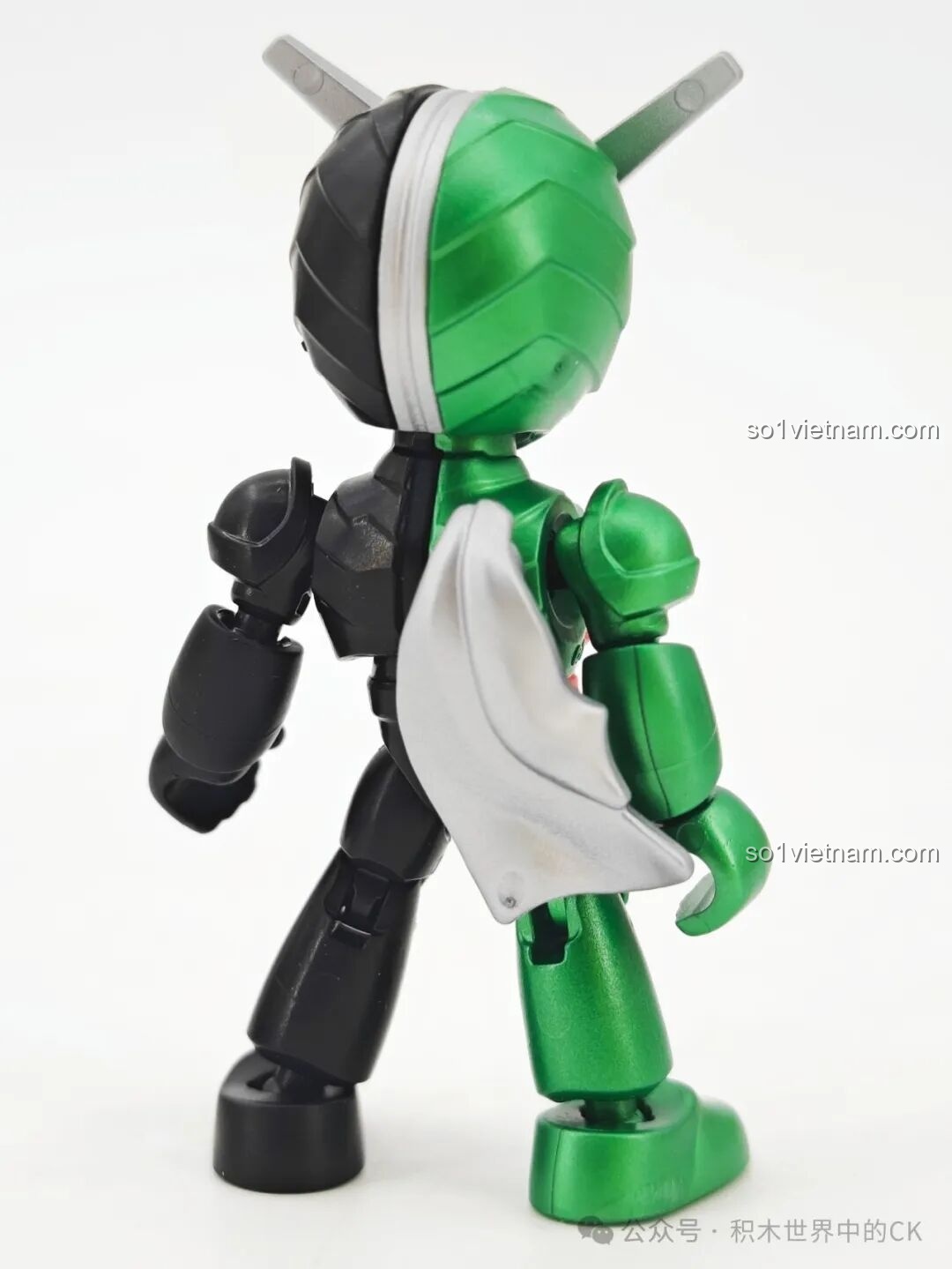 Ba mô hình Kamen Rider Decade, W và OOO đứng cạnh nhau