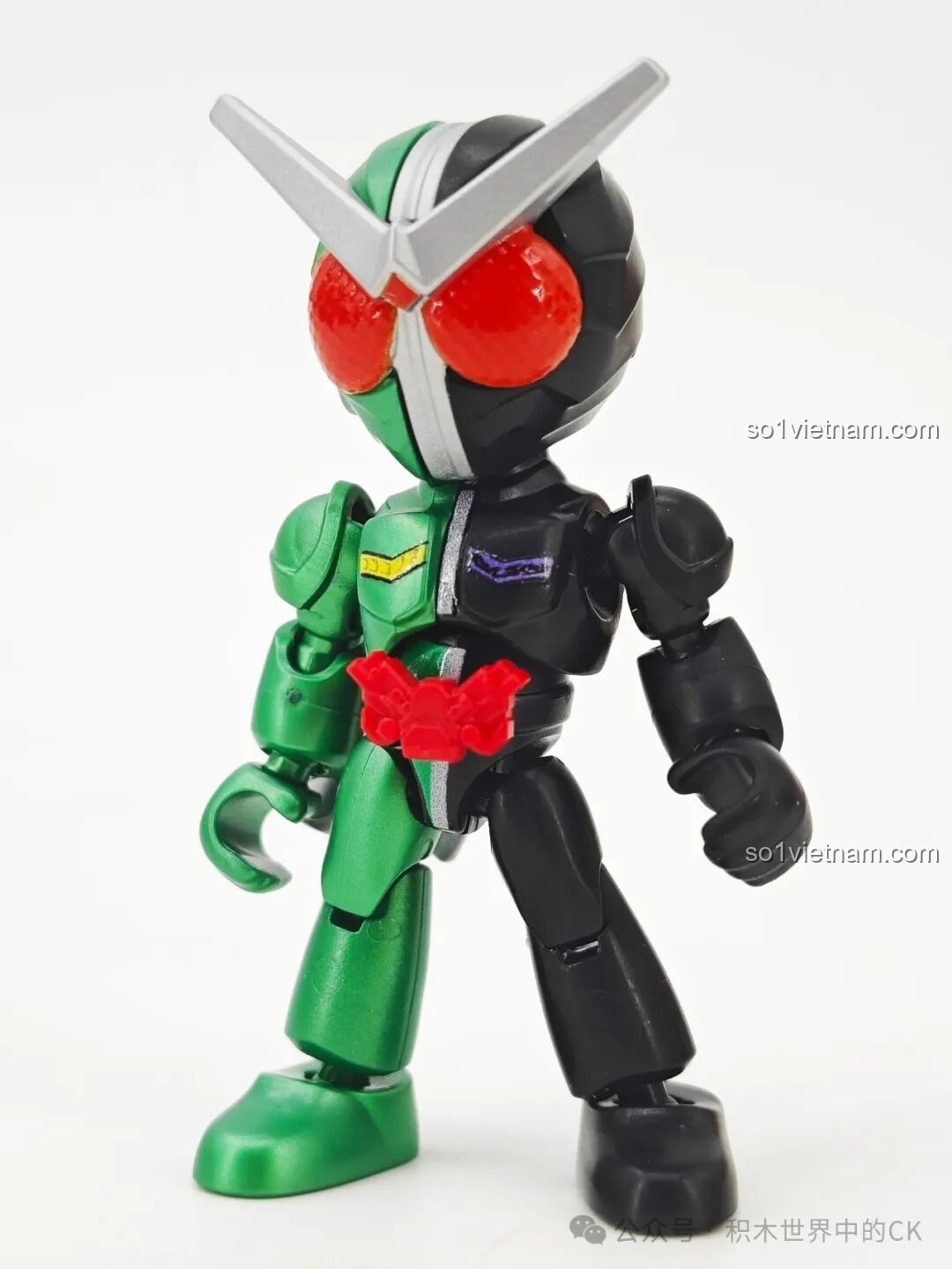 Ba mô hình Ultraman Zero, Seven và Belial (trong suốt) đứng cạnh nhau