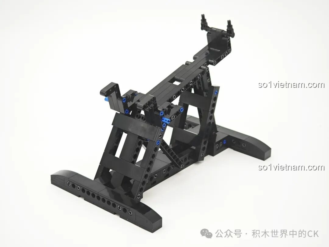 Phần khung đế trưng bày của bộ lắp ráp Phi cơ ném bom H-20 đang dần hoàn thiện, cấu trúc vững chãi.