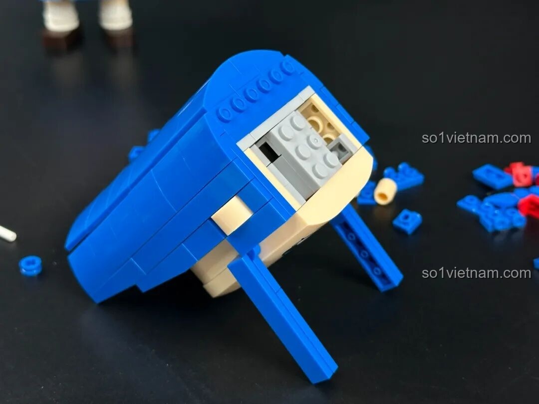 Cảnh biệt thự được lắp ráp từ bộ đồ chơi Pop Team Epic