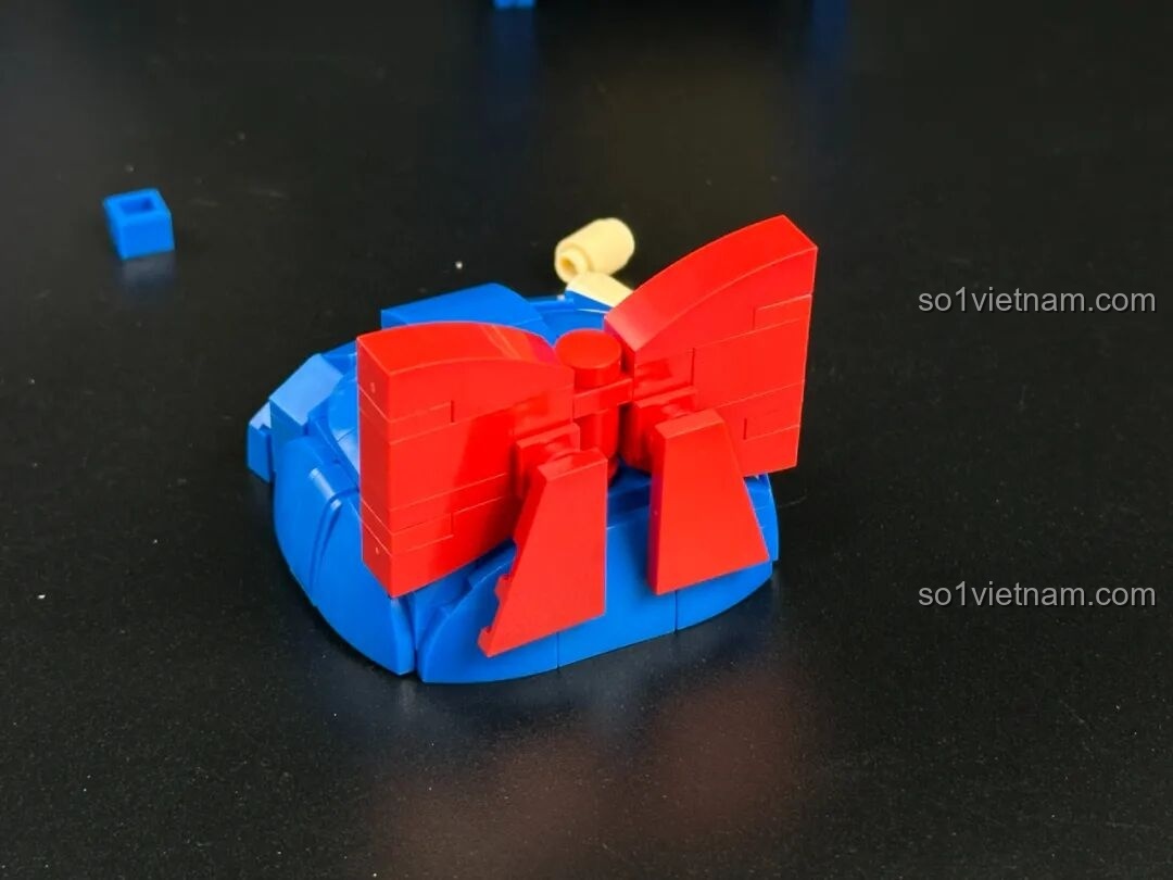 Cảnh chiến trường được lắp ráp từ bộ đồ chơi Pop Team Epic