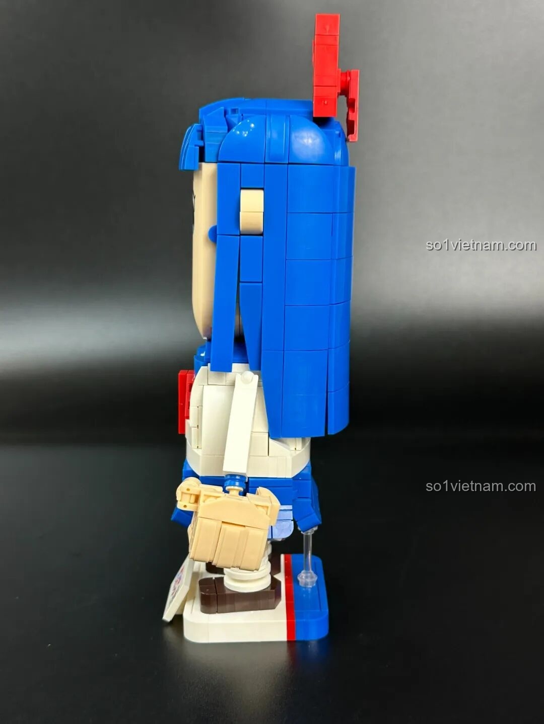 Cảnh sân khấu được lắp ráp từ bộ đồ chơi Pop Team Epic