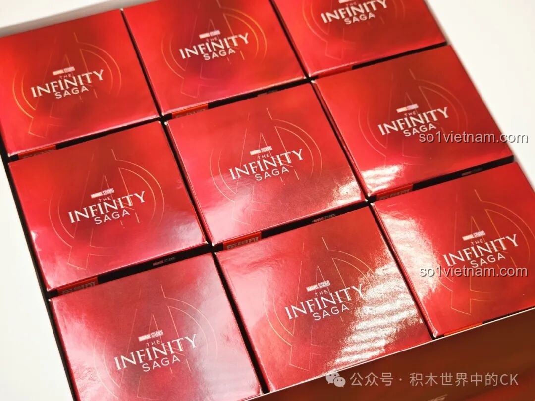 Các hộp nhỏ bên trong bộ lắp ráp siêu anh hùng Marvel Avengers Assemble