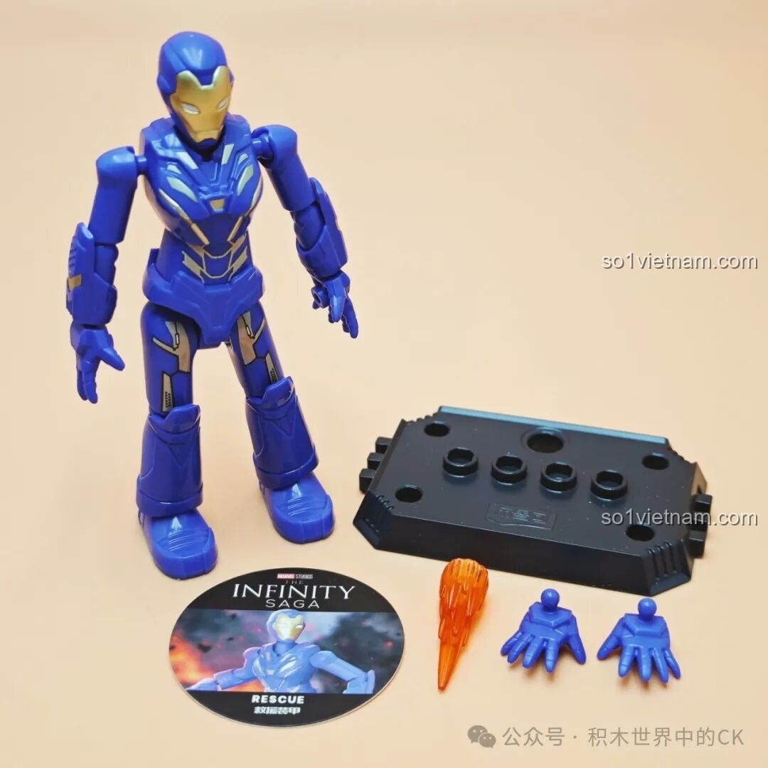 Mô hình Hulk nhìn từ bên cạnh