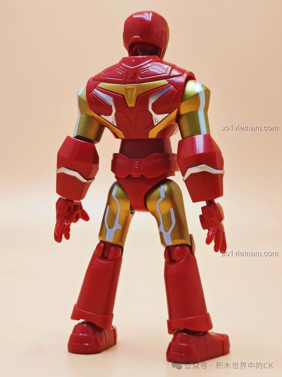Mô hình Iron Man Mark VII nhìn từ phía sau