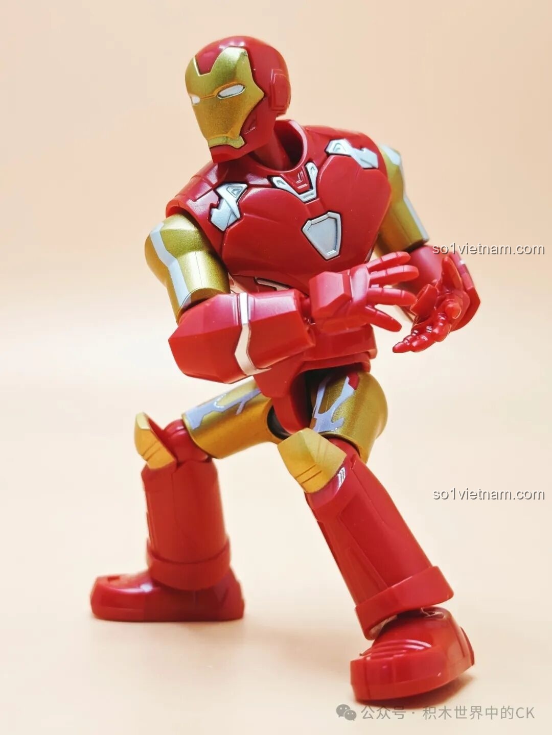 Mô hình Iron Man Mark VII tạo dáng