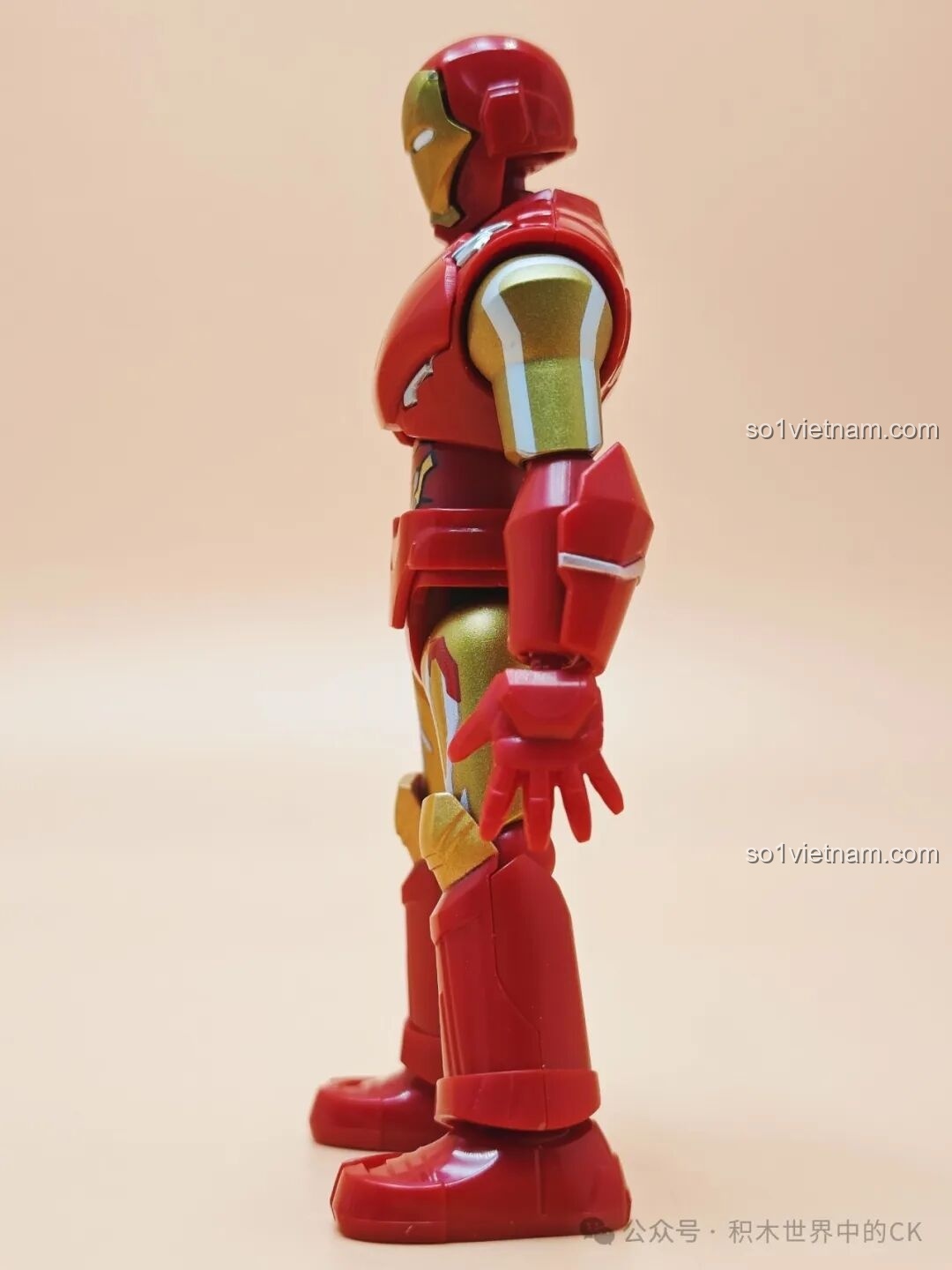 Mô hình Iron Man Mark VII nhìn từ bên cạnh
