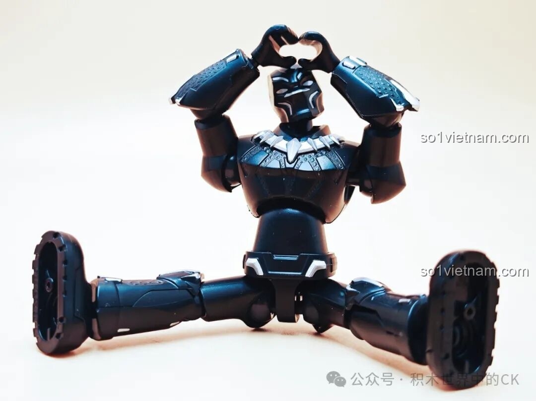 Iron Man và Rescue Armor tạo dáng cùng nhau