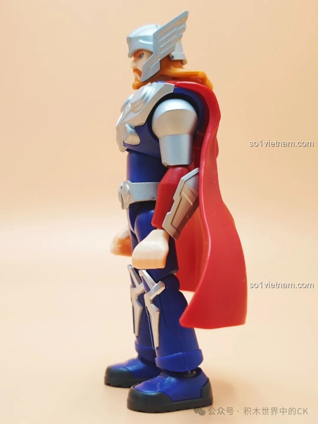 Mô hình Loki tạo dáng