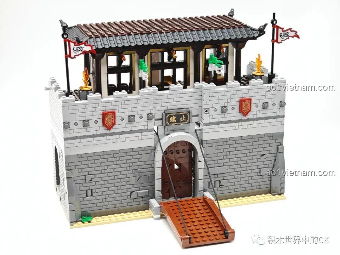 Các tấm khiên trang trí với họa tiết cổ điển đi kèm bộ lắp ráp Decool 20512.