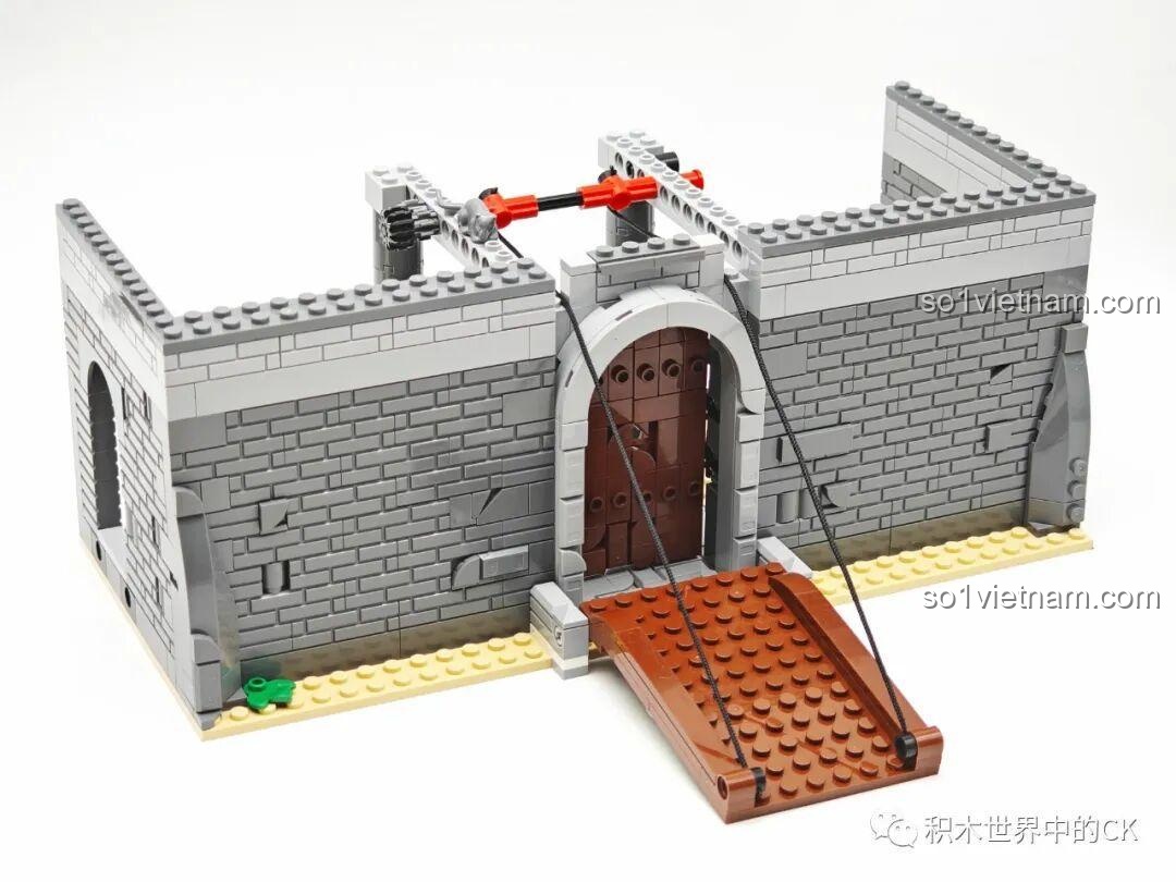 Một phần của công trình đang được lắp ráp, cho thấy các chi tiết tường thành và cổng.