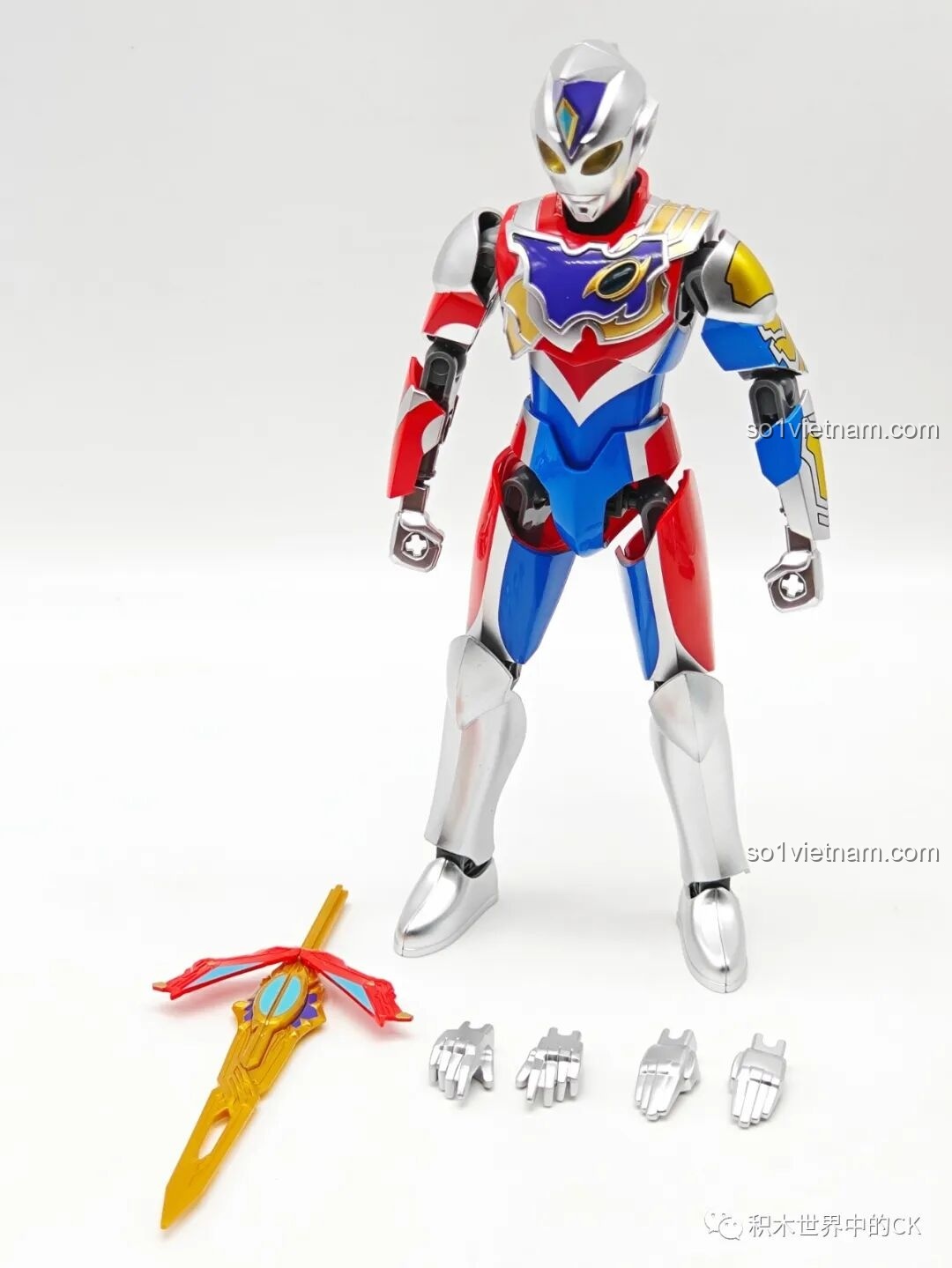 Ultraman Decker với vũ khí song kiếm