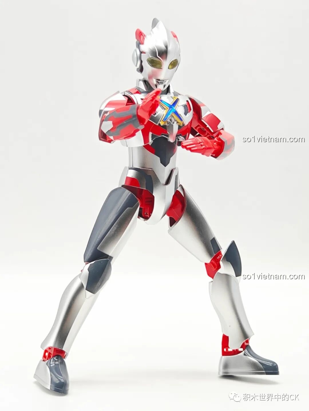 Ultraman Geed trong tư thế chiến đấu