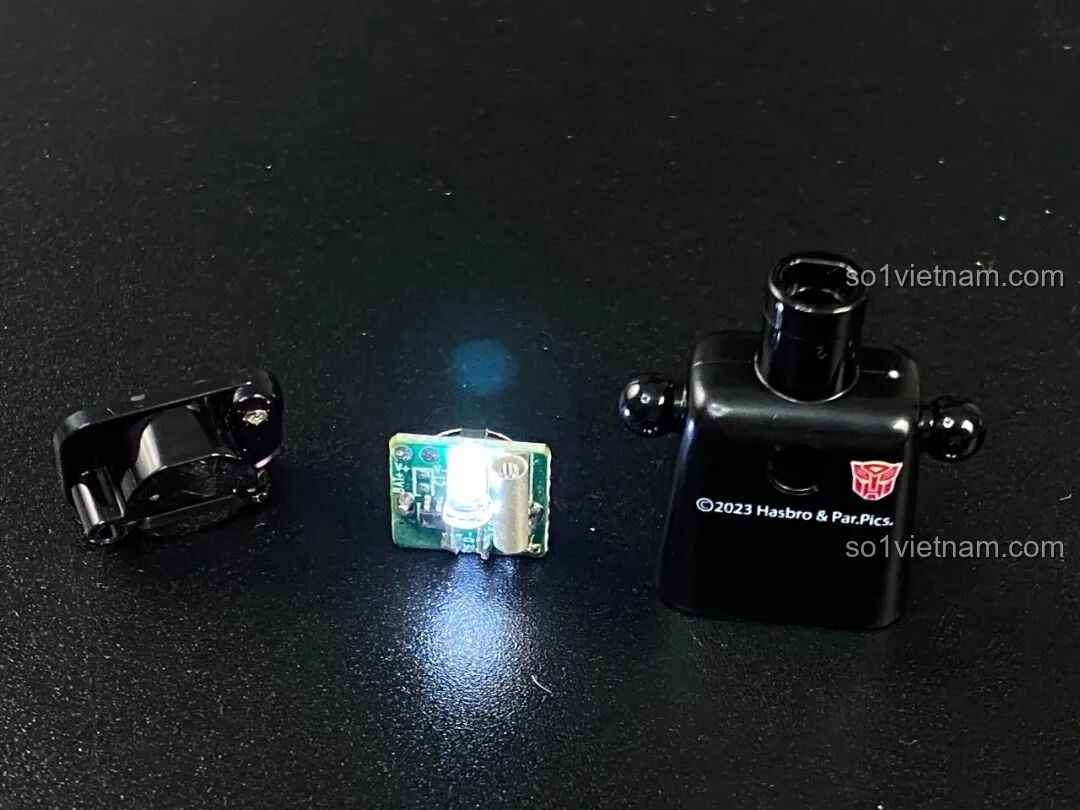 Bộ mạch đèn LED nhỏ gọn của mô hình Blokees Transformers, sẵn sàng để được lắp vào phần thân của robot.