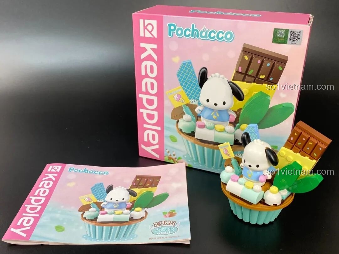 Trọn bộ sản phẩm Keeppley Pochacco cupcake sau khi lắp ráp, gồm mô hình, hộp và sách hướng dẫn.