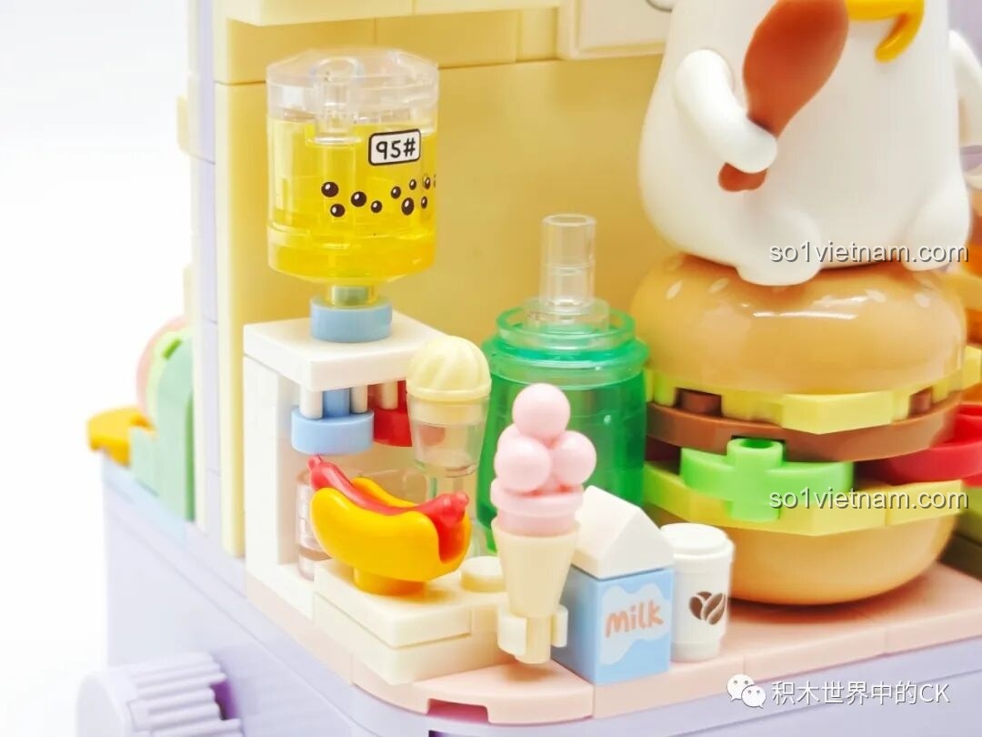 Toàn cảnh bộ sưu tập đồ ăn mini trong bộ Sembo 612017, bao gồm hamburger, khoai tây chiên, xiên nướng, trà sữa.