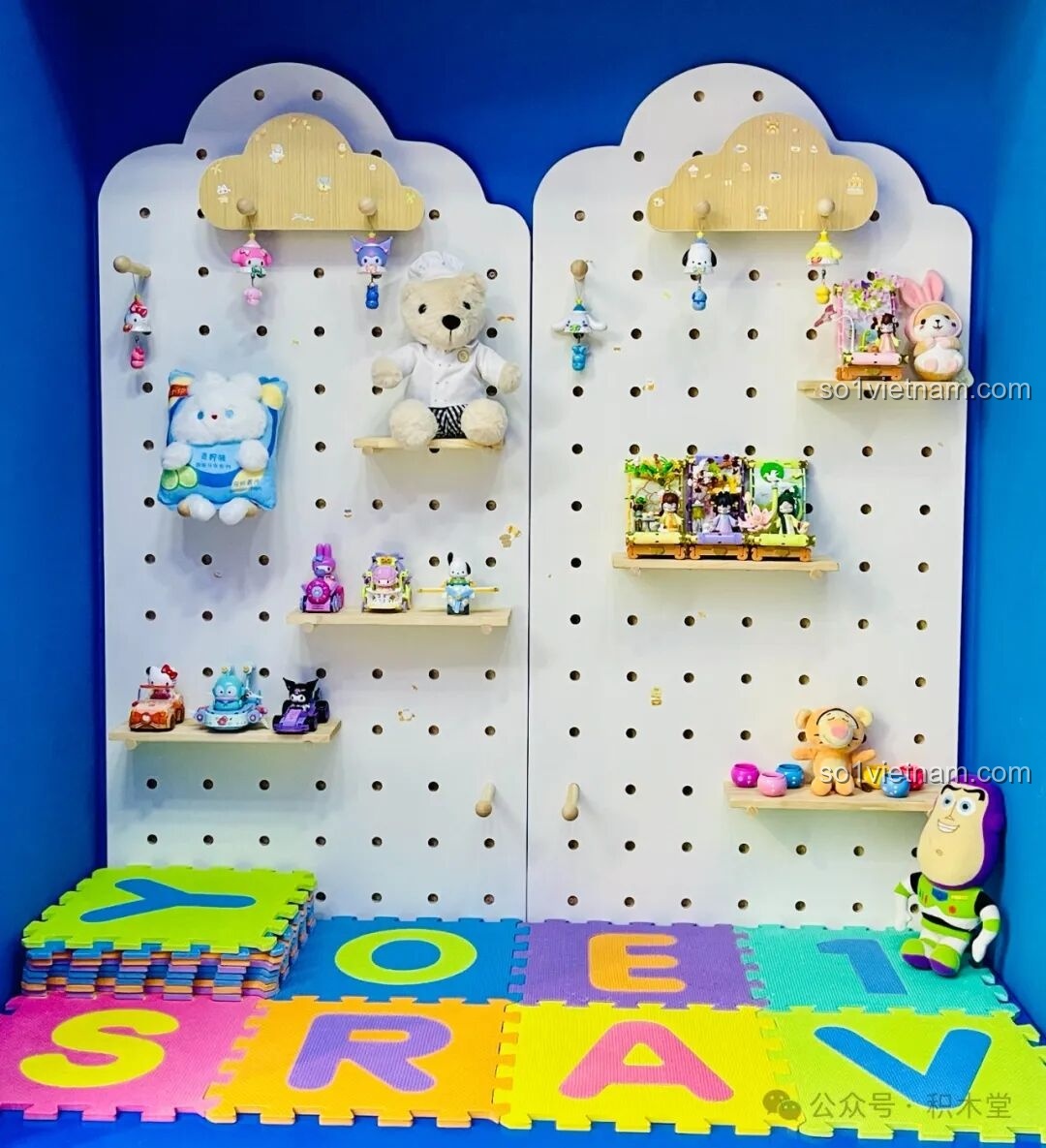 Bộ sưu tập đồ chơi Sanrio Characters TC1724 được trưng bày trên kệ, tạo không gian vui tươi.