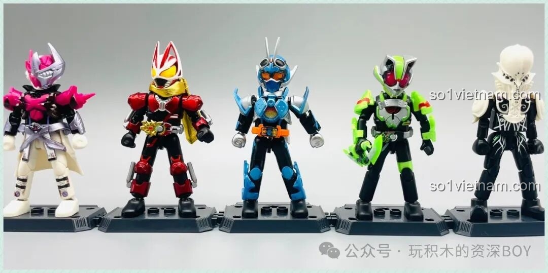 Toàn bộ bộ sưu tập mô hình BLOKEES Kamen Rider đã lắp ráp hoàn chỉnh, trưng bày đẹp mắt.
