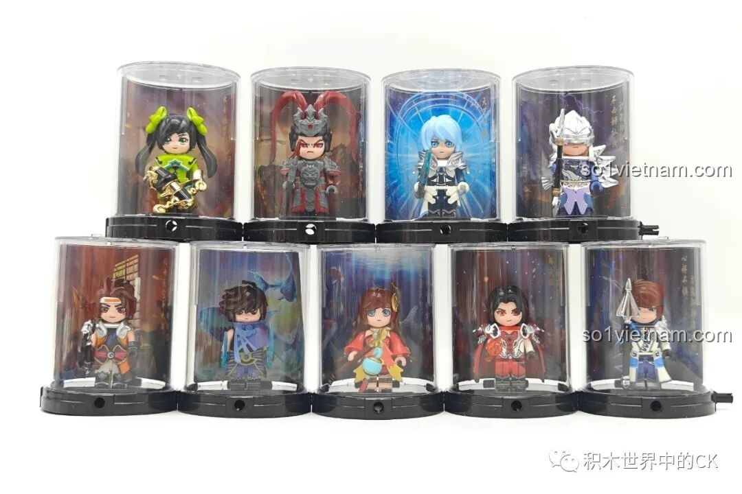 Toàn bộ 9 minifigure trong bộ sưu tập Qman 78002 được trưng bày trong các hộp nhựa trong suốt, tạo nên một bộ sưu tập đẹp mắt.