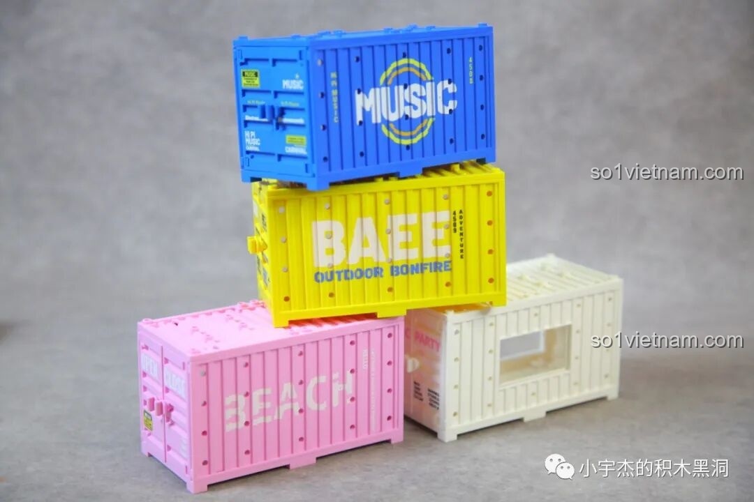 Bốn chiếc container của bộ sưu tập Sembo Famous Car World được xếp cạnh nhau, với các màu vàng, hồng, trắng, xanh.