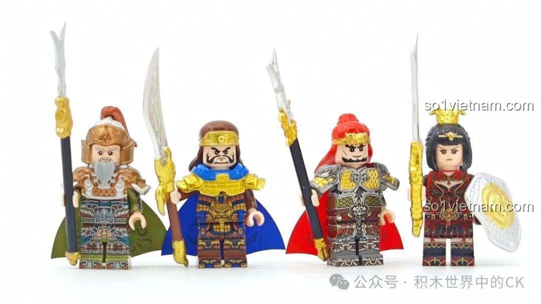 Toàn bộ 4 minifigure của Decool Tam Quốc Tiểu Hiệp mùa 14 đứng cạnh nhau, thể hiện sự đa dạng và chất lượng.
