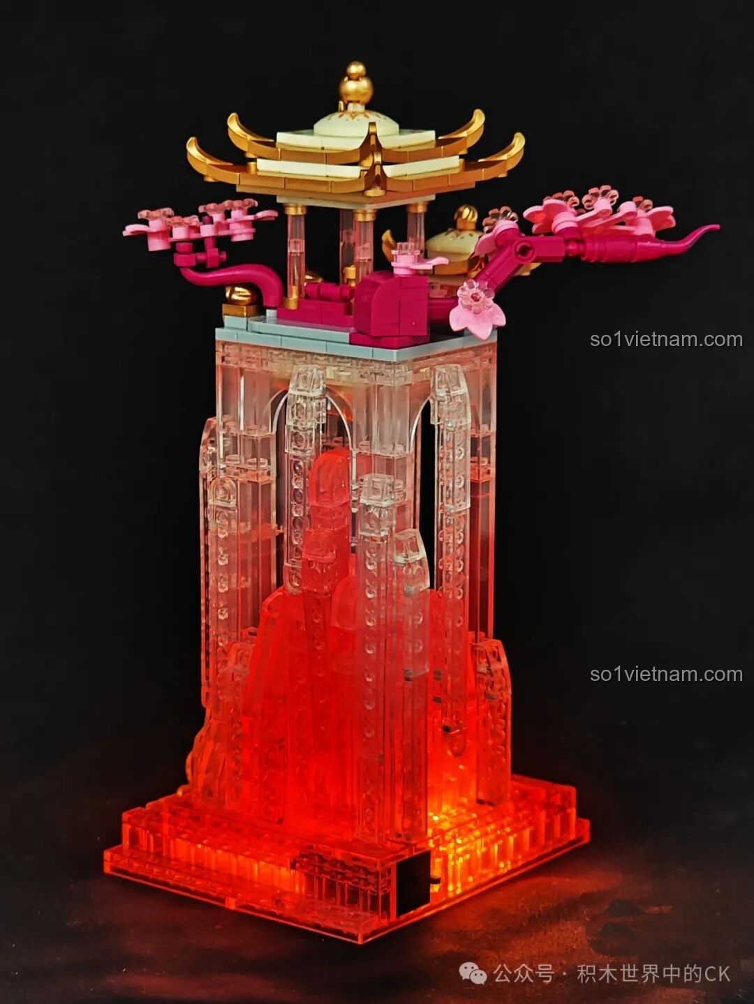 Bộ xếp hình Đình Phú Nguyệt cho bé từ 14 tuổi tỏa sáng rực rỡ trong bóng tối nhờ khối đèn LED tích hợp.