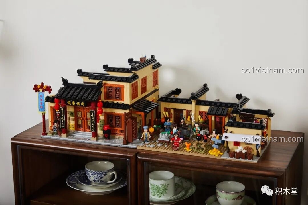 Mô hình Sân Sau Khách Điếm Đồng Phúc Pantasy 86221 được trưng bày trên tủ gỗ, thể hiện giá trị thẩm mỹ cao của bộ đồ chơi.