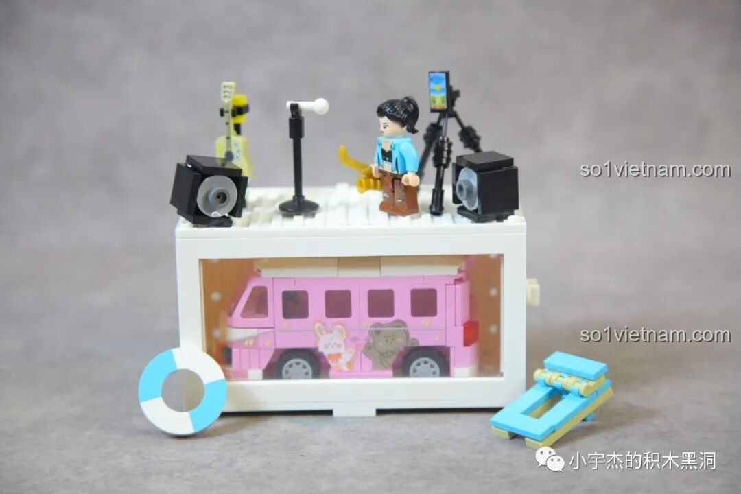 Bốn mẫu xe mini của Sembo Famous Car World được chụp từ góc cao, khoe trọn thiết kế đa dạng từ xe thể thao đến xe bus.