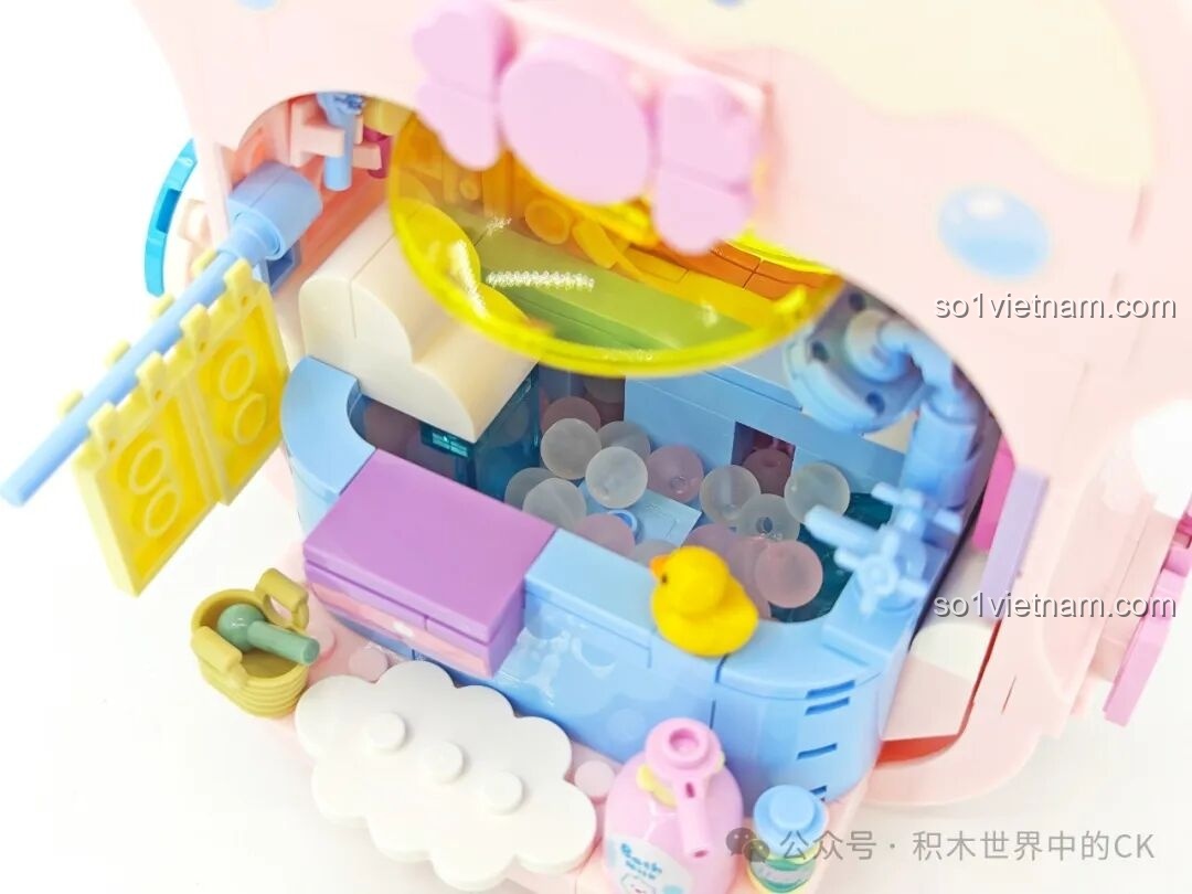 Bồn tắm của Loopy được lấp đầy bởi các viên bi thủy tinh trong suốt, giả lập bọt xà phòng, tăng thêm sự thú vị.