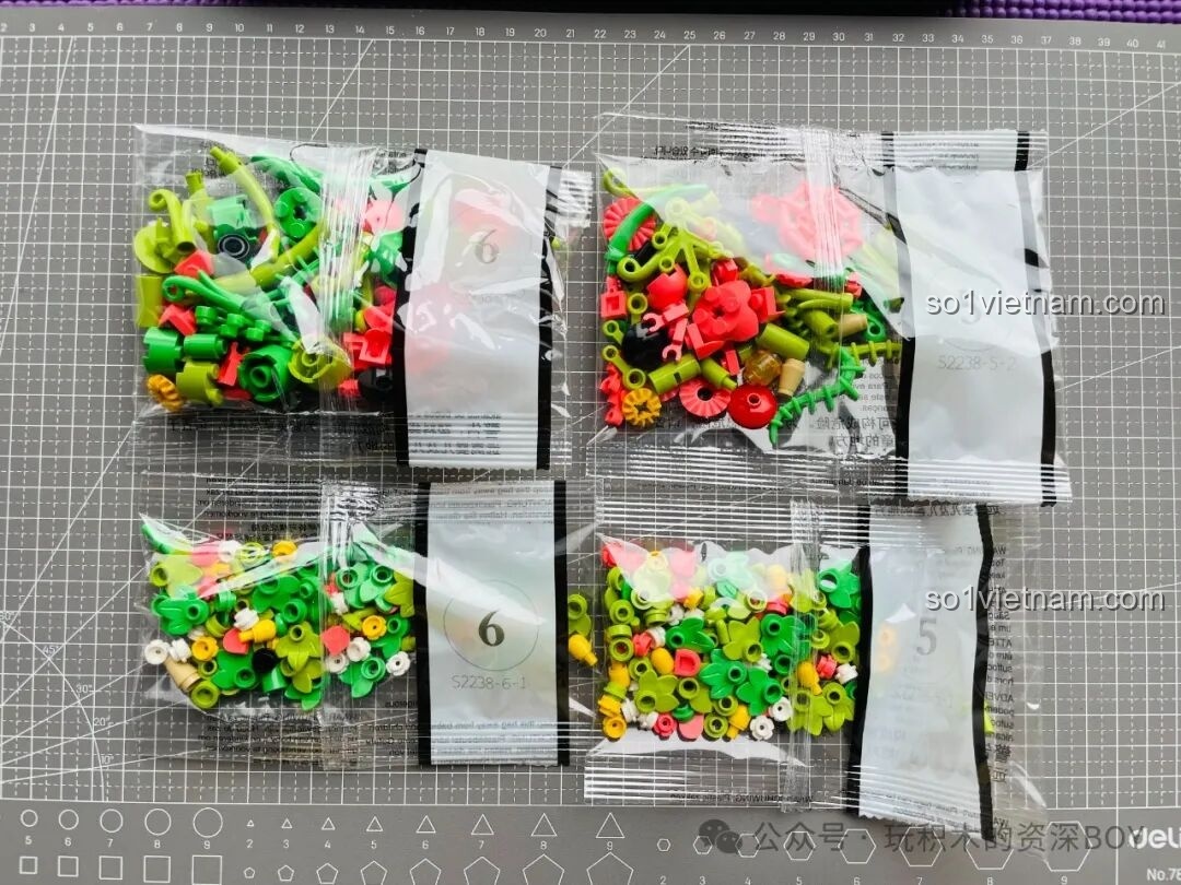 Cận cảnh bông hoa đỏ khổng lồ của Lâu Đài Hoa Rừng Femibox S2238, thiết kế tinh xảo.