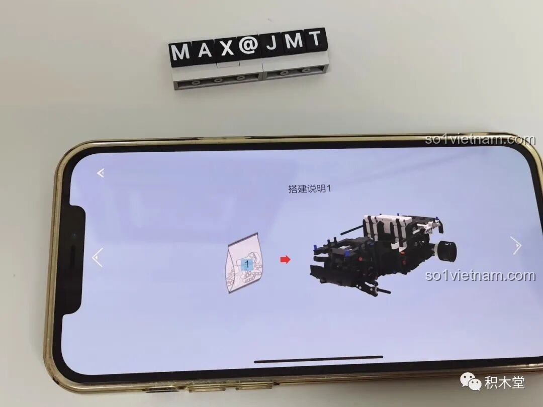 Màn hình ứng dụng hiển thị bước lắp ráp đầu tiên của ONEBOT 9AIQI Mô Hình Xe Đua, với hình ảnh minh họa rõ ràng.