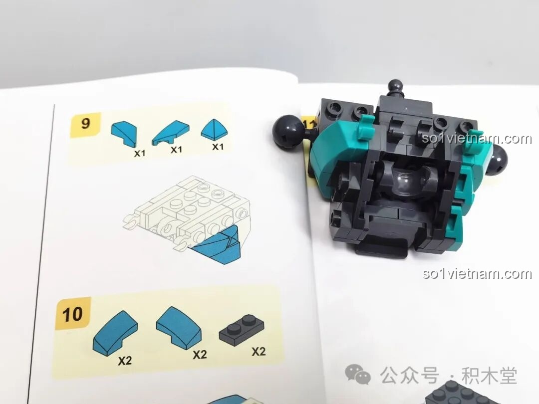 Một bước lắp ráp phần thân trên của Thanh Long Cơ Giáp M38-B1235, hiển thị các mảnh ghép cần dùng. Thanh Long Cơ Giáp Thiên Vương Giả Sơn Hải Kinh Sluban chất lượng cao giá tốt.