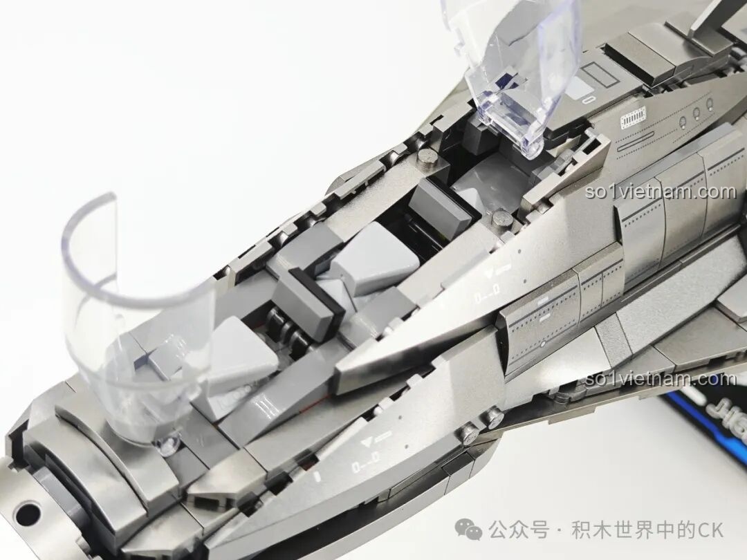 Buồng lái đôi của mô hình J-16D với nắp kính có thể mở ra, bên trong có ghế phi công và bảng điều khiển được mô phỏng.
